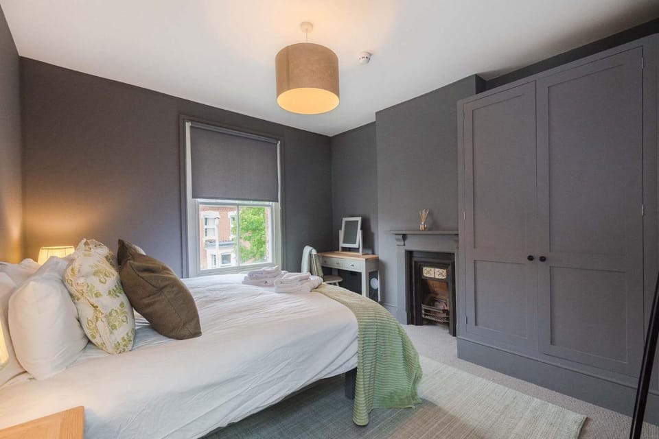 Family House in the Heart of Gloucester House in Gloucester