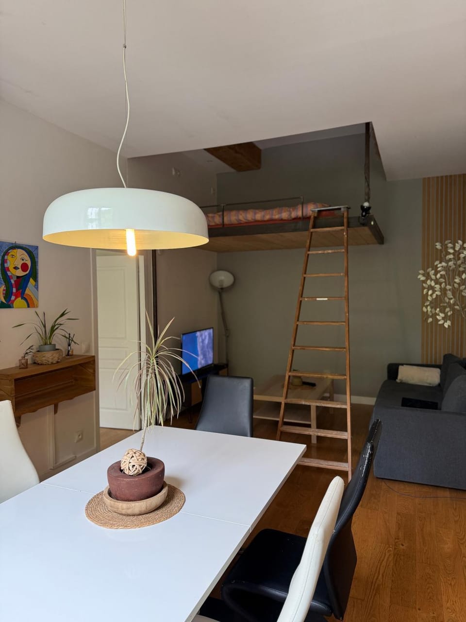 Bed, TV and multimedia, Living room, Seating area, Bedroom, bunk bed