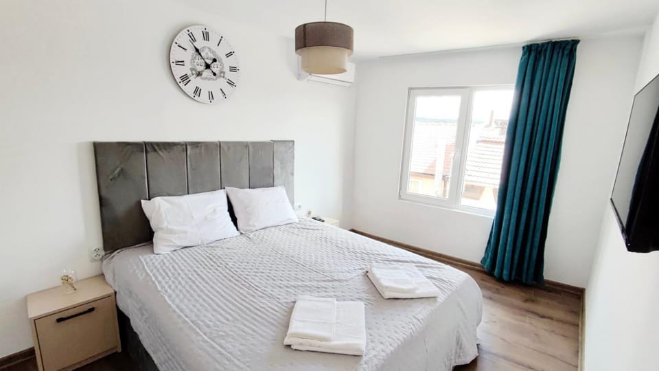 Bedroom, towels