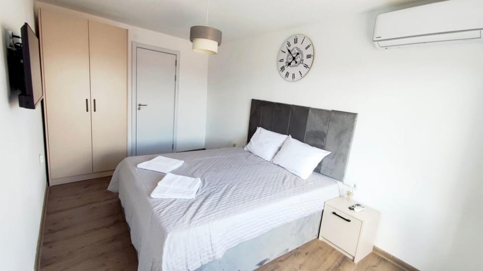 Bed, TV and multimedia, Bedroom, towels, wardrobe, air conditioner