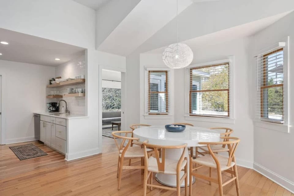 Walk to Beach or Sound Pool & Hot Tub House in Duck