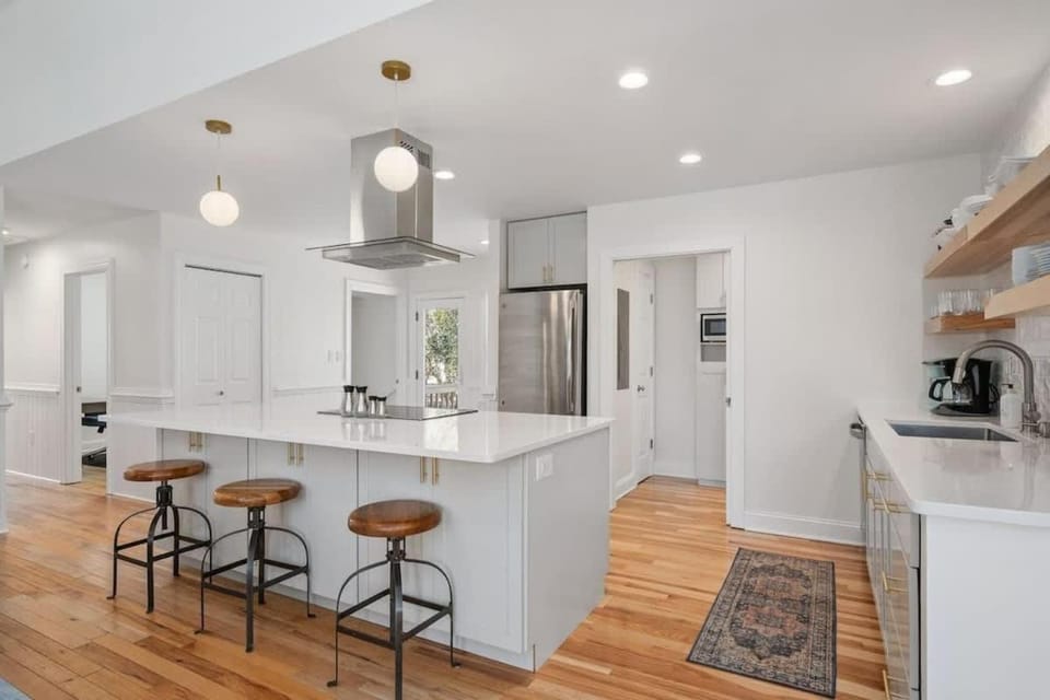 Walk to Beach or Sound Pool & Hot Tub House in Duck
