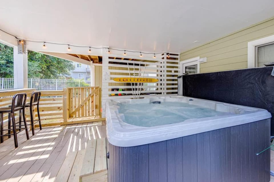 Walk to Beach or Sound Pool & Hot Tub House in Duck