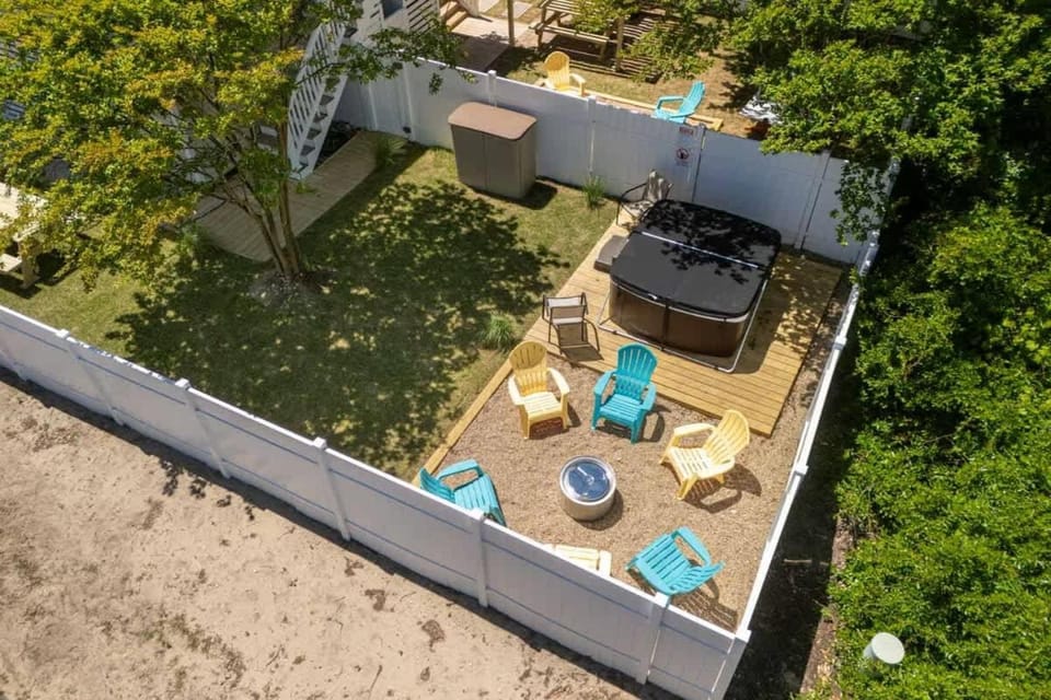 Coastal Luxury Hot Tub Fire Pit & 5Min to Beach House in Kill Devil Hills