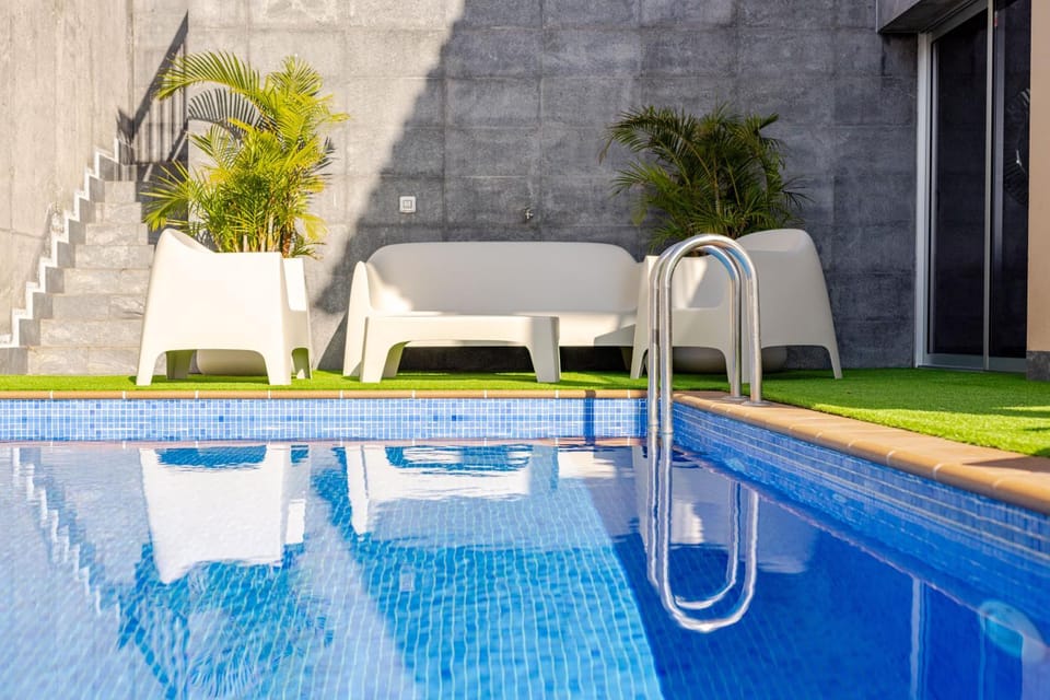 Day, Seating area, Pool view, Swimming pool