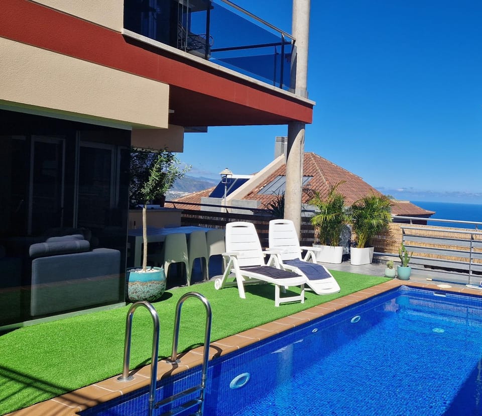 Property building, Sea view, Swimming pool, sunbed