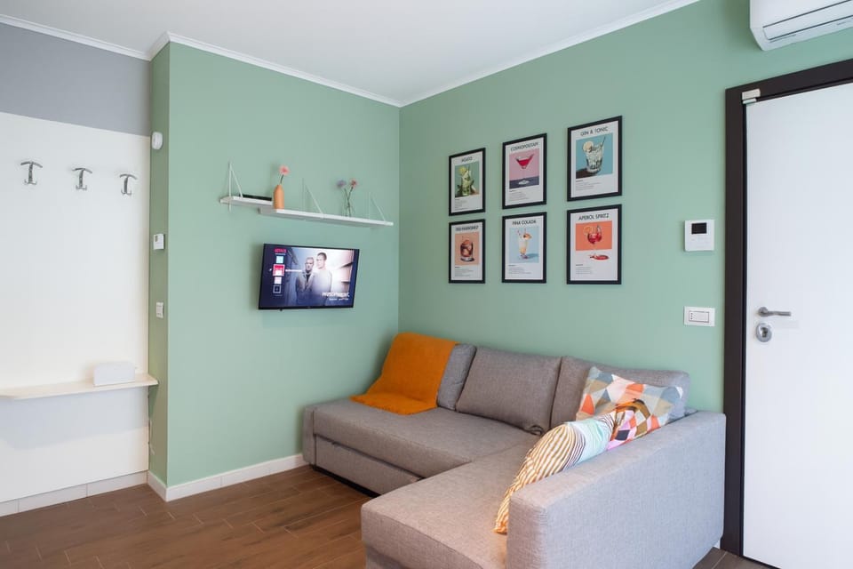 Communal lounge/ TV room, Day, TV and multimedia, Living room, Lounge or bar, air conditioner, air conditioner