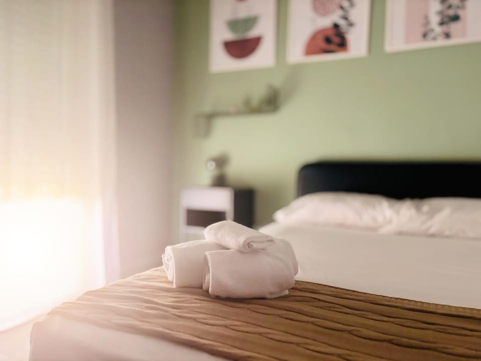 Bed, Photo of the whole room, Bedroom, towels, towels, wardrobe, air conditioner