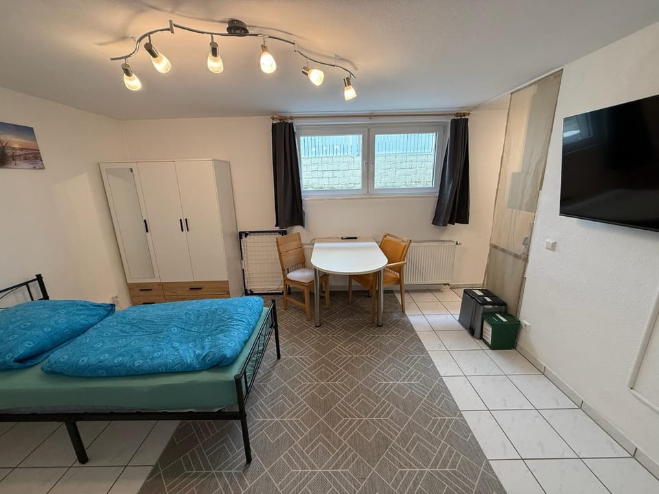 Property building, Bed, Dining area, Bedroom