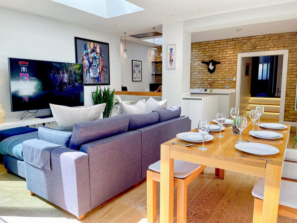 TV and multimedia, Living room, Seating area, Dining area, kitchen