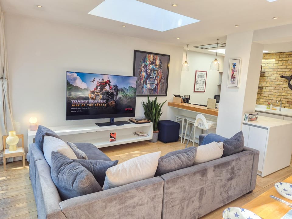 TV and multimedia, Kitchen or kitchenette, Living room, Seating area, Evening entertainment