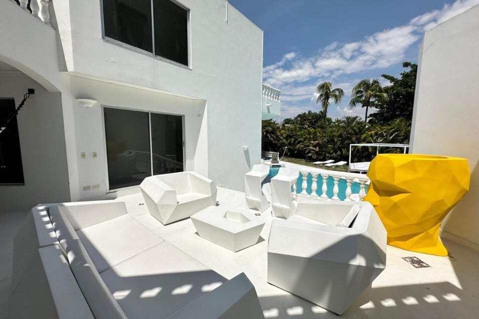 Art and Sculptures Peñon House in Girardot