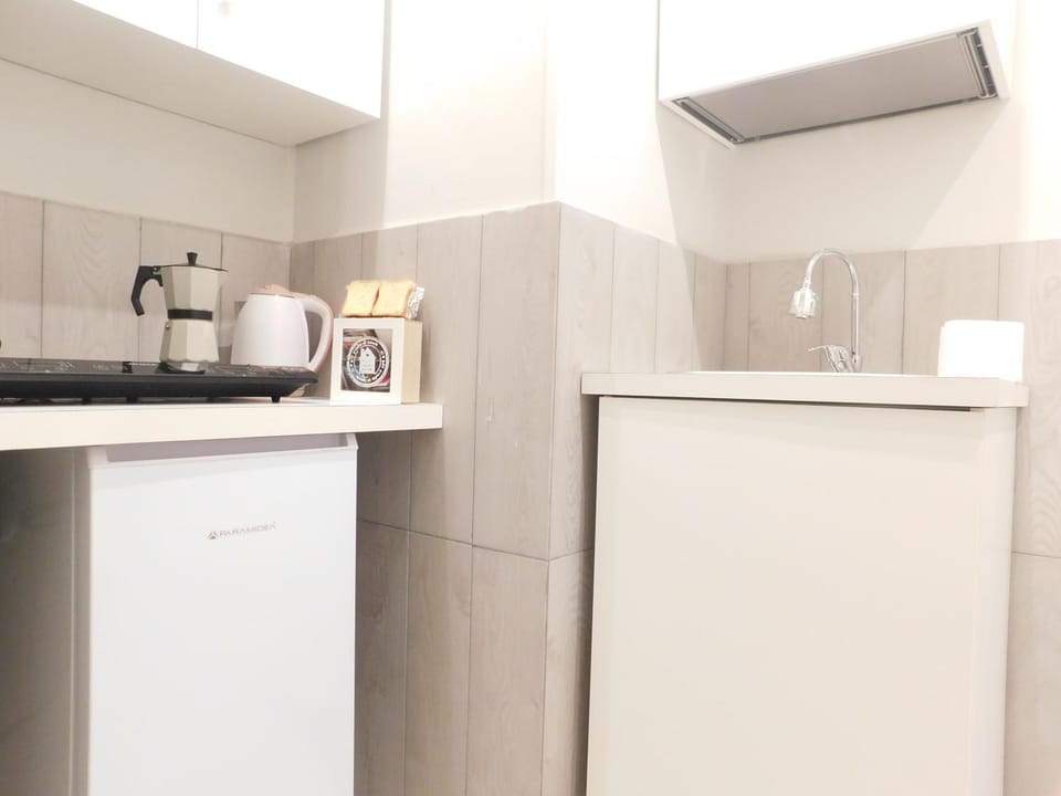 Kitchen or kitchenette, minibar