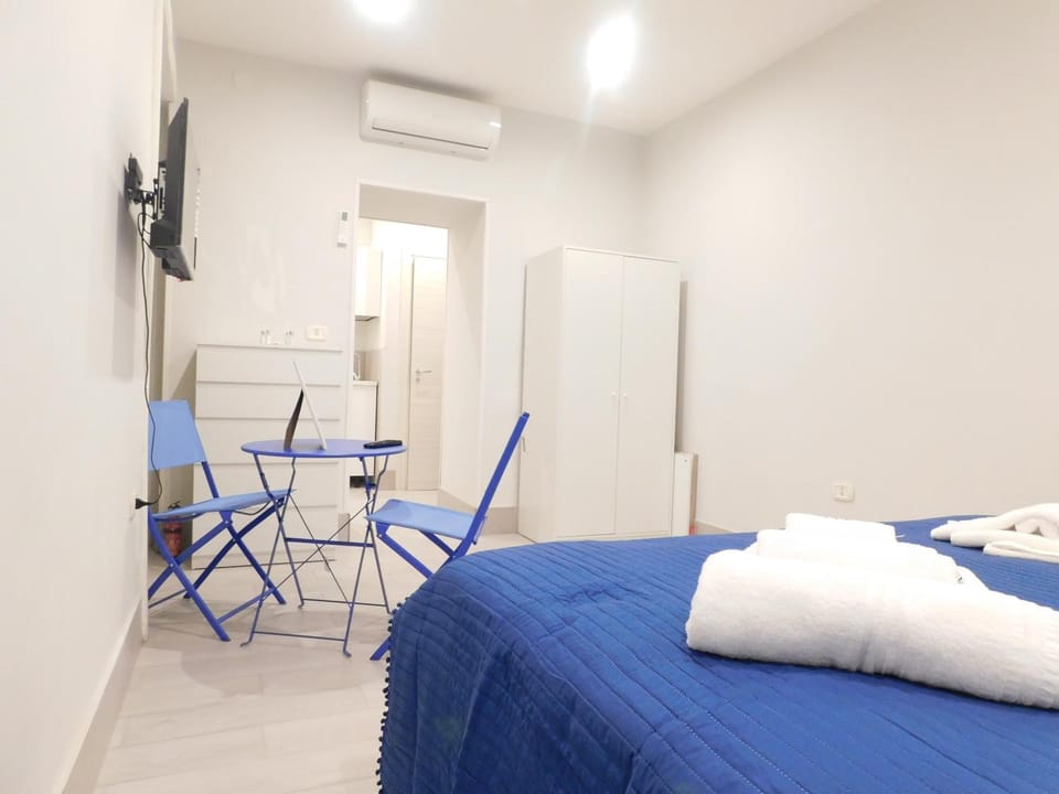 Bed, TV and multimedia, Living room, Photo of the whole room, Seating area, Dining area, Bedroom, towels, air conditioner