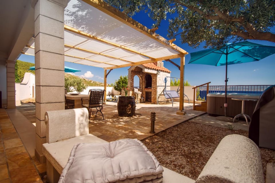 Communal lounge/ TV room, BBQ facilities, Children play ground, Garden, Hot Tub, Massage, Balcony/Terrace, Fitness centre/facilities, Floor plan, Garden view, Sea view, Lunch, Dinner, Open Air Bath, Family