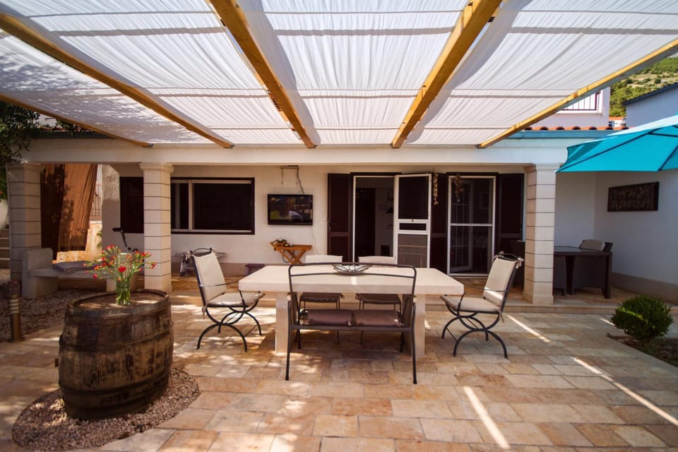 Communal lounge/ TV room, Activities, Summer, BBQ facilities, Garden, Balcony/Terrace, Food and drinks, Garden view, Lake view, Sea view, Family