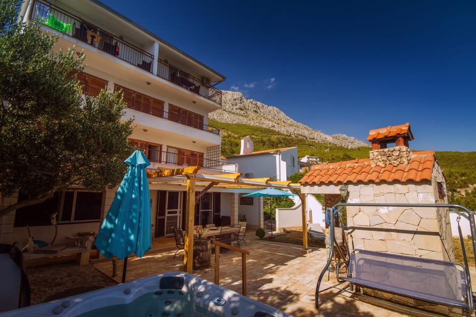 Property building, Staff, Facade/entrance, Activities, Summer, BBQ facilities, Garden, Garden, Balcony/Terrace, Balcony/Terrace, Food and drinks, Food and drinks, Beach, On site, Pets, Garden view, Garden view, Landmark view, Mountain view, Mountain view, Pool view, Sea view, Sea view, Street view, Family, Family