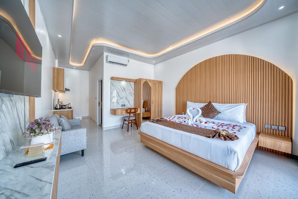 Bed, Living room, Photo of the whole room, Seating area, Bedroom