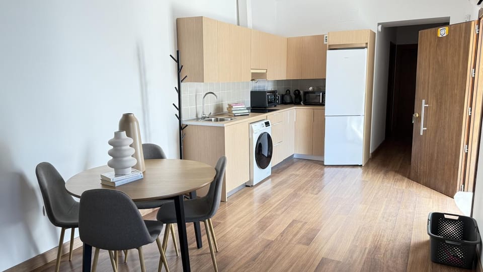 Coffee/tea facilities, Kitchen or kitchenette, Dining area, oven, stove, toaster, washing machine, dryer