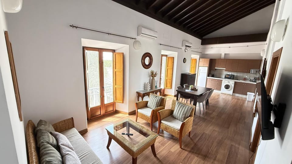 TV and multimedia, Kitchen or kitchenette, Living room, Seating area, Dining area, air conditioner