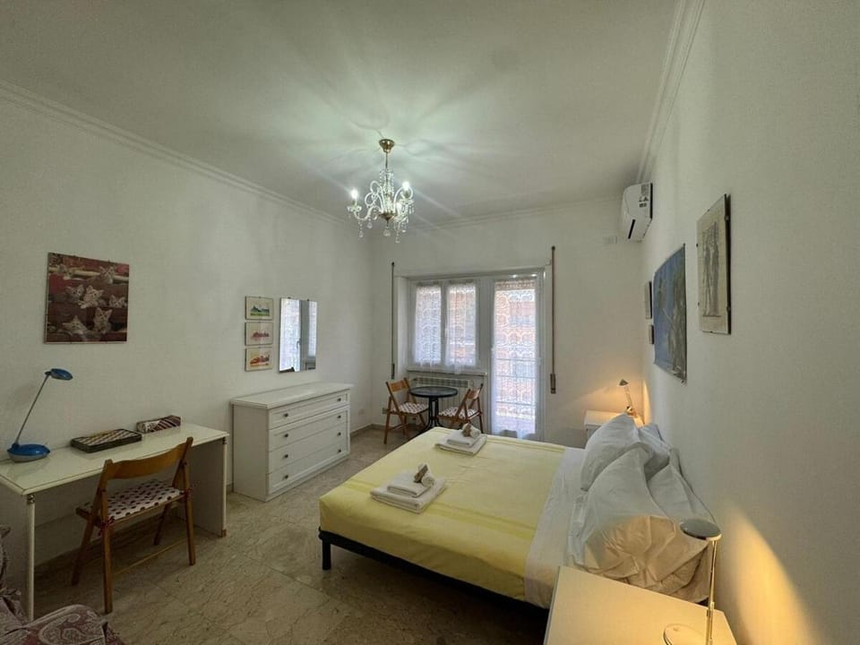 Bed, Photo of the whole room, Seating area, Bedroom, air conditioner