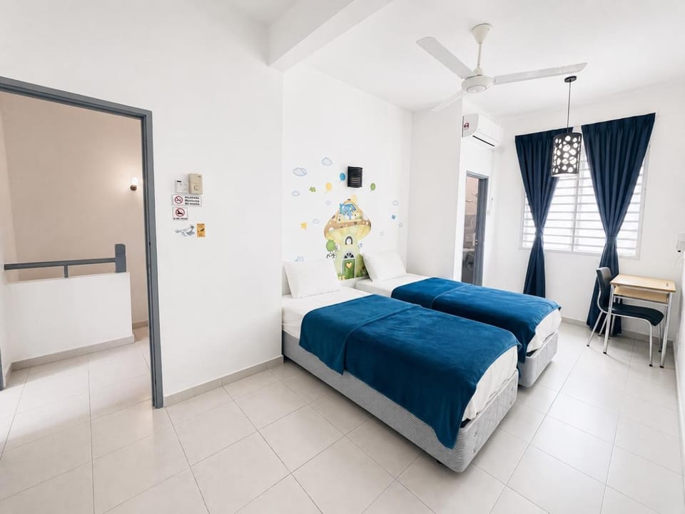 Photo of the whole room, Bedroom