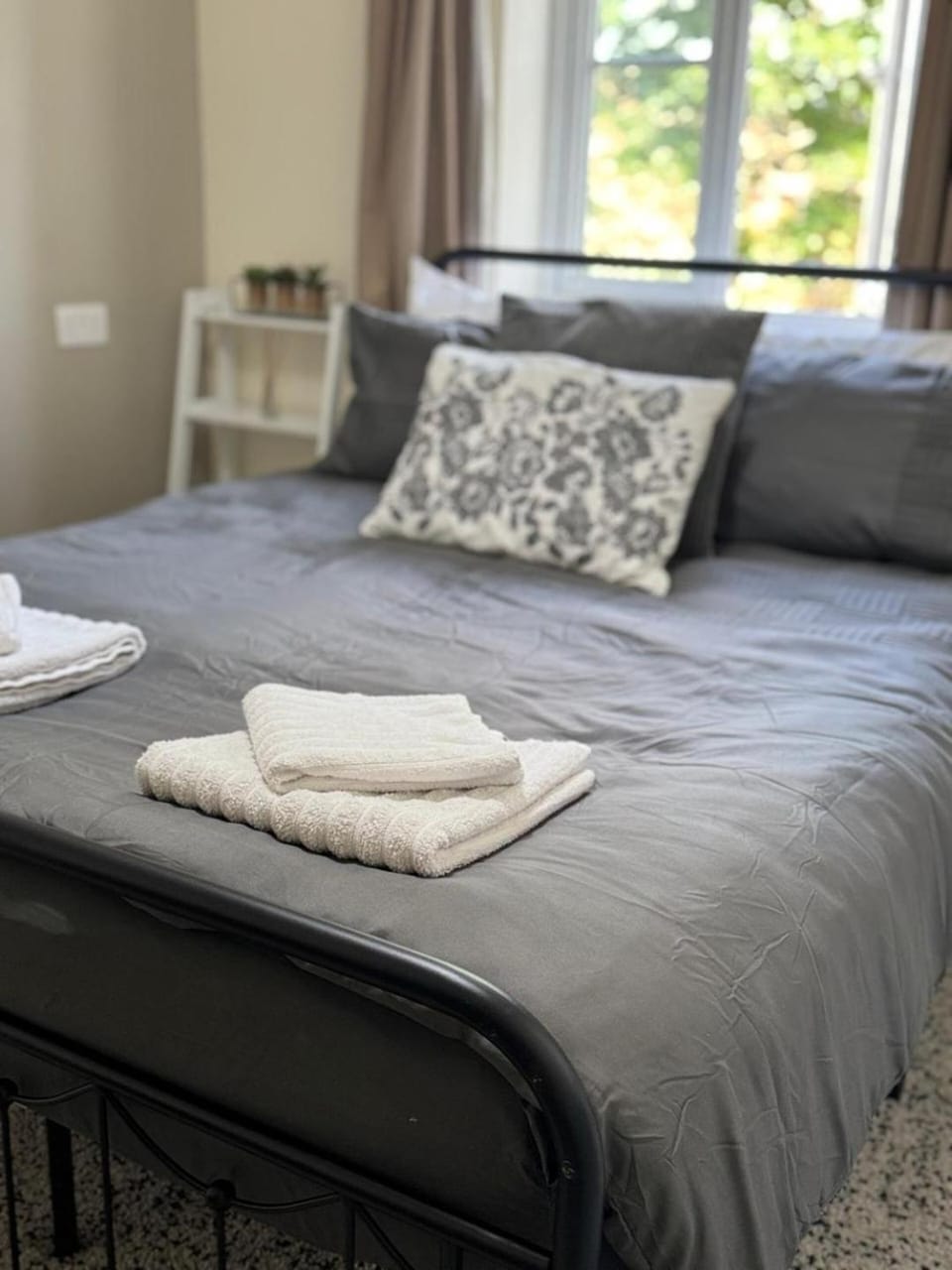 Bed, Bedroom, towels