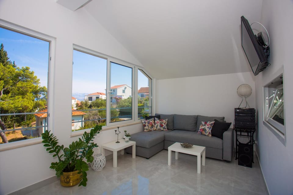 Apartments - House Monarch - beach, center & shared pool access Apartment in Split-Dalmatia County