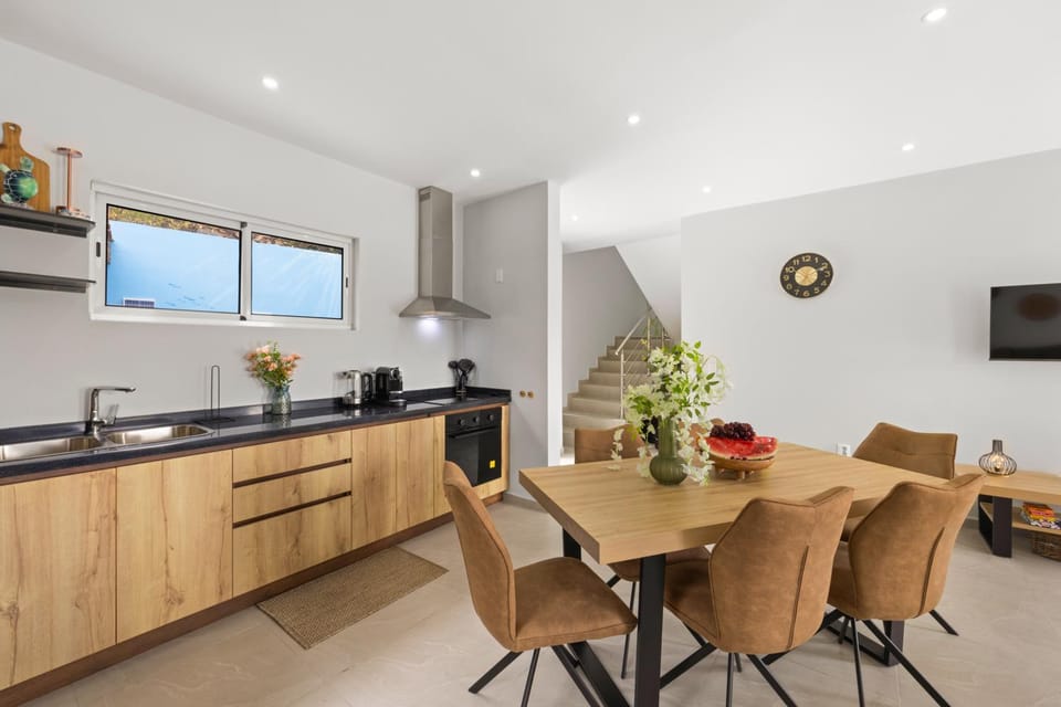 Coffee/tea facilities, Kitchen or kitchenette, Seating area, Dining area