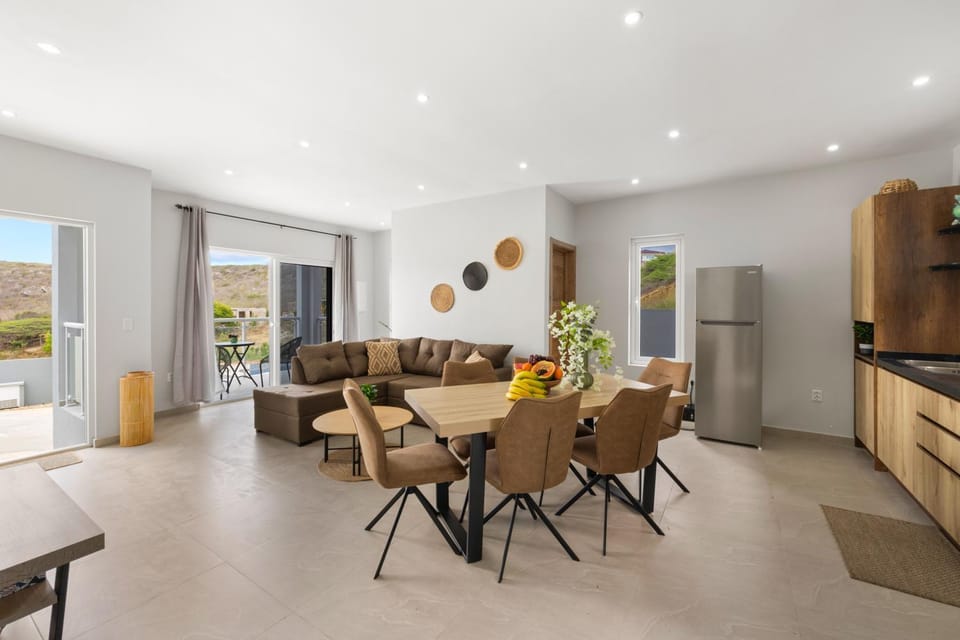 Kitchen or kitchenette, Living room, Seating area, Dining area, oven