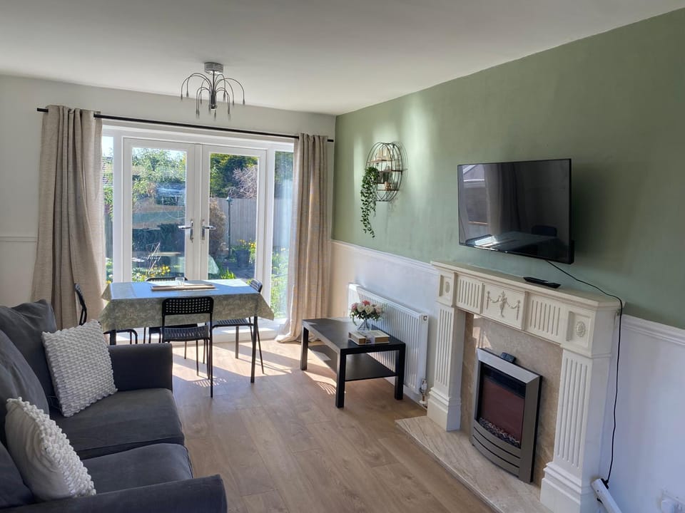 TV and multimedia, Living room, Seating area, Evening entertainment