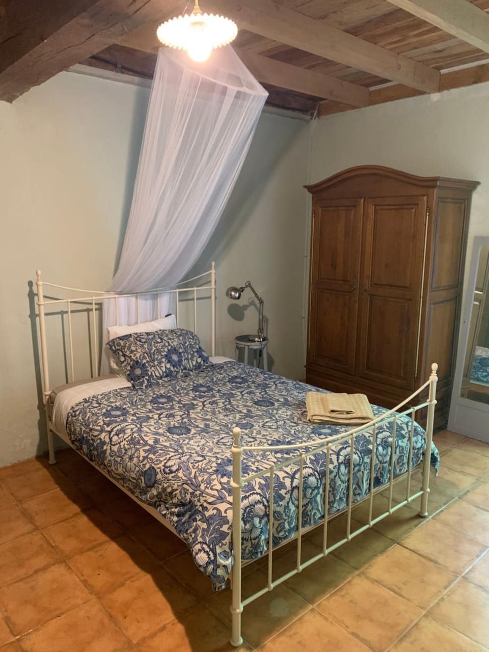 Photo of the whole room, Bedroom, wardrobe