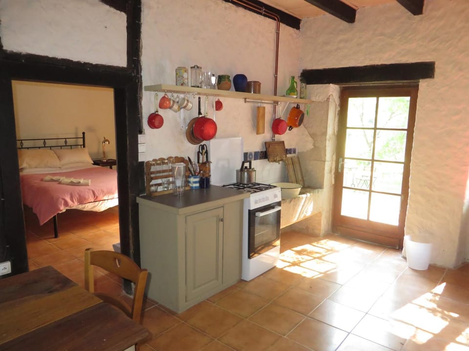 Bed, Kitchen or kitchenette, Bedroom, oven, stove