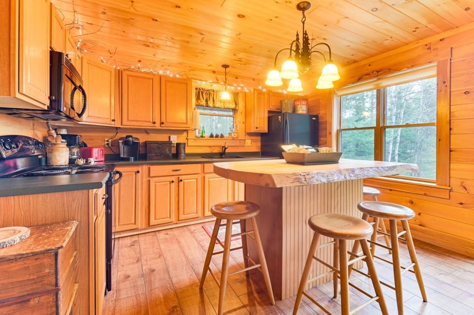 Fish, Hunt, Ride & Ski: 4-Season Phillips Retreat House in Maine