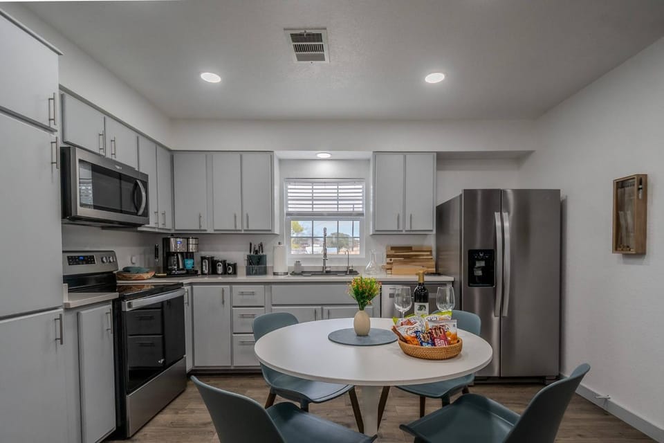 Coffee/tea facilities, microwave, stove, toaster