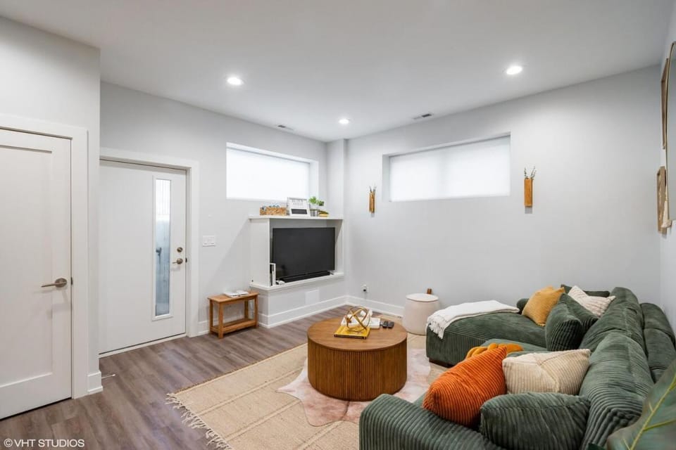 Communal lounge/ TV room, TV and multimedia, Living room, Seating area, Evening entertainment