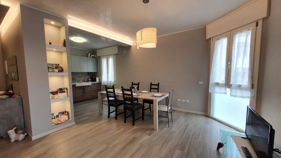TV and multimedia, Kitchen or kitchenette, Living room, Seating area, Dining area