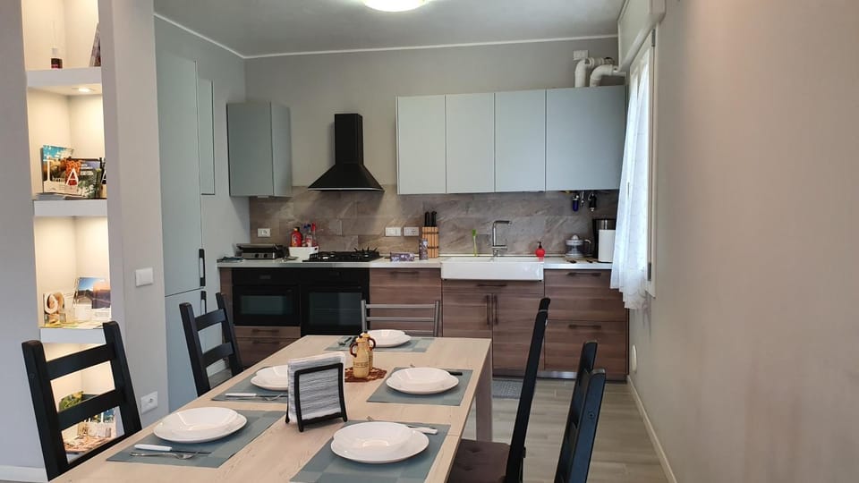 Kitchen or kitchenette, Dining area, stove