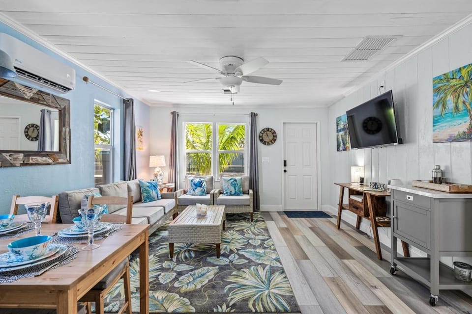 Communal lounge/ TV room, TV and multimedia, Living room, Seating area, Dining area, Evening entertainment