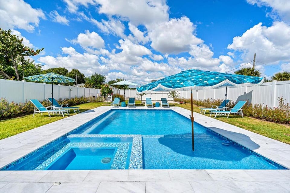 Day, Hot Tub, Pool view, Swimming pool, Swimming pool, sunbed