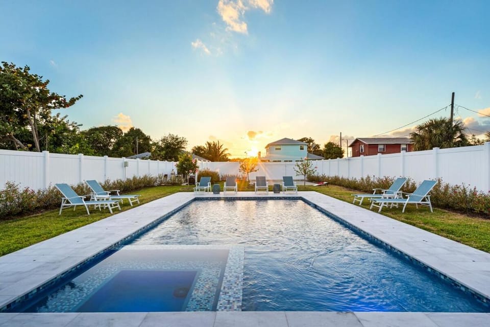 Day, Natural landscape, Garden, Garden view, Pool view, Swimming pool, Sunrise, Sunset, sunbed
