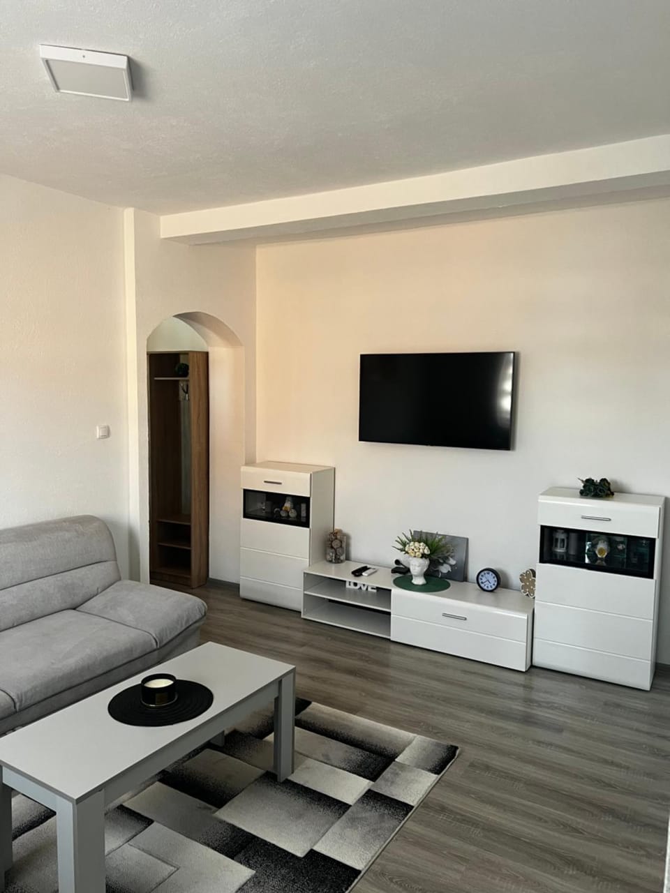 TV and multimedia, Living room, Seating area, Evening entertainment