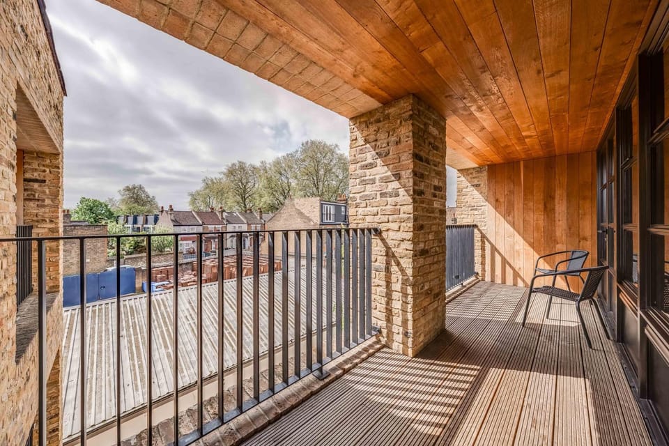 Luxe Penthouse with Balcony & Parking Near Greenwich Apartment in London Borough of Lewisham