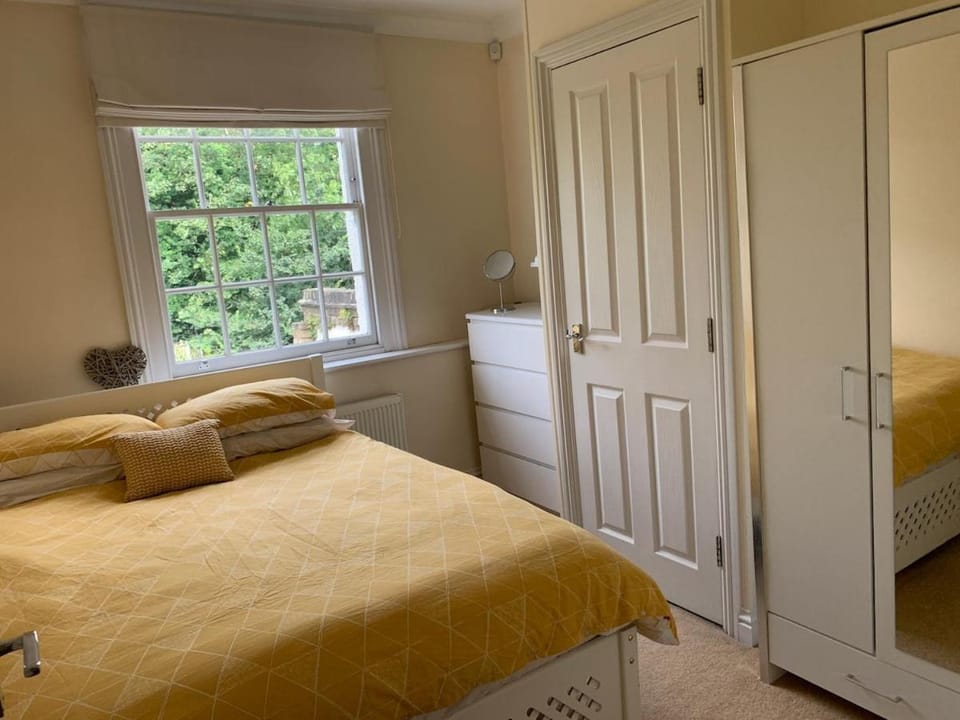 Lovely riverside cottage, Weybridge, Surrey House in Weybridge