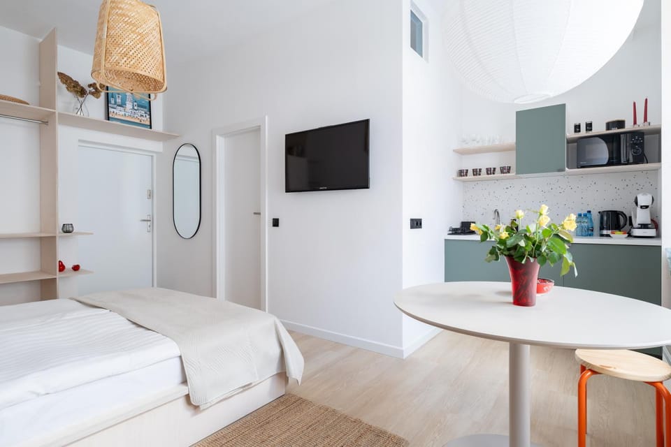 TV and multimedia, Kitchen or kitchenette, Photo of the whole room, Bedroom