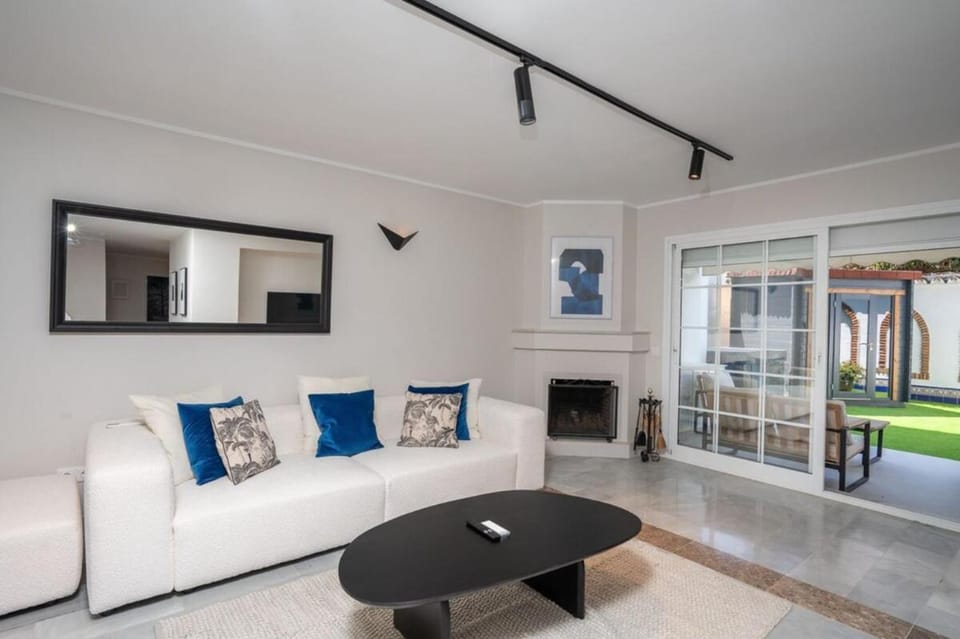 Walk everywhere! Sauna and Jacuzzi Apartment in Sitio de Calahonda
