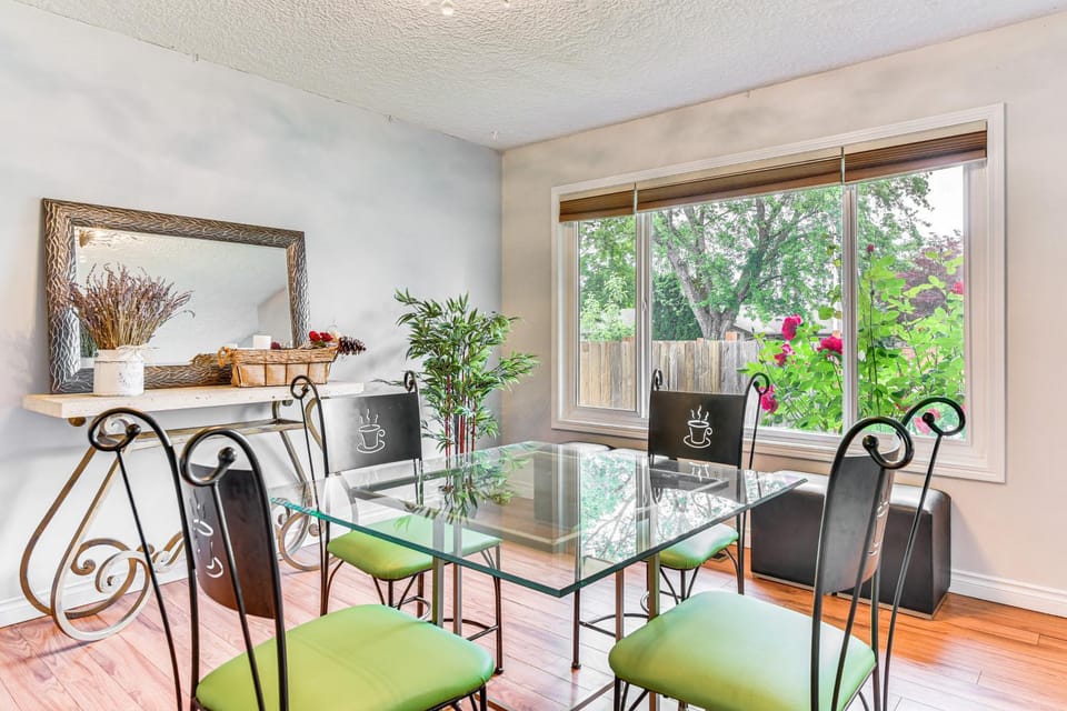 6 Mi to Downtown Vancouver Peaceful Home with Deck House in Vancouver