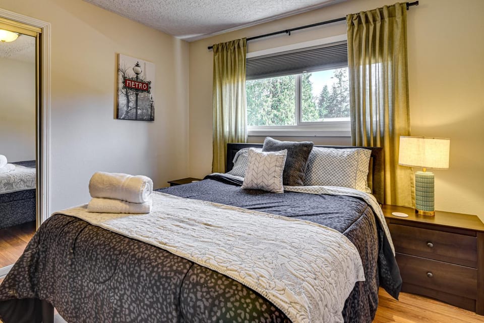 6 Mi to Downtown Vancouver: Peaceful Unit w/ Deck House in Vancouver