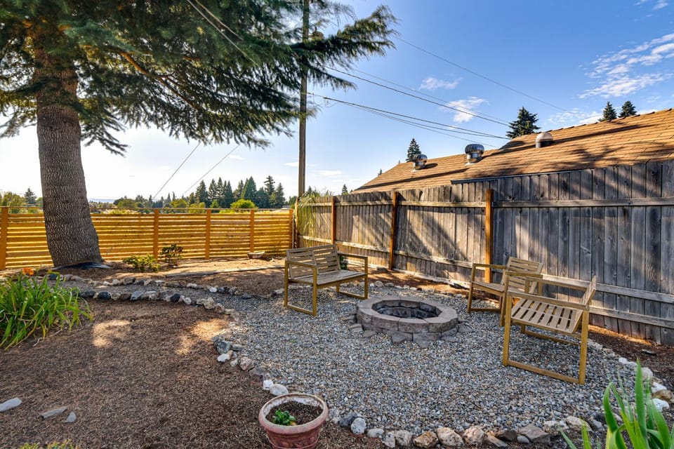 6 Mi to Downtown Vancouver: Peaceful Unit w/ Deck House in Vancouver