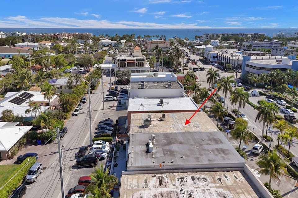 Property building, Day, Neighbourhood, Sea view, Location
